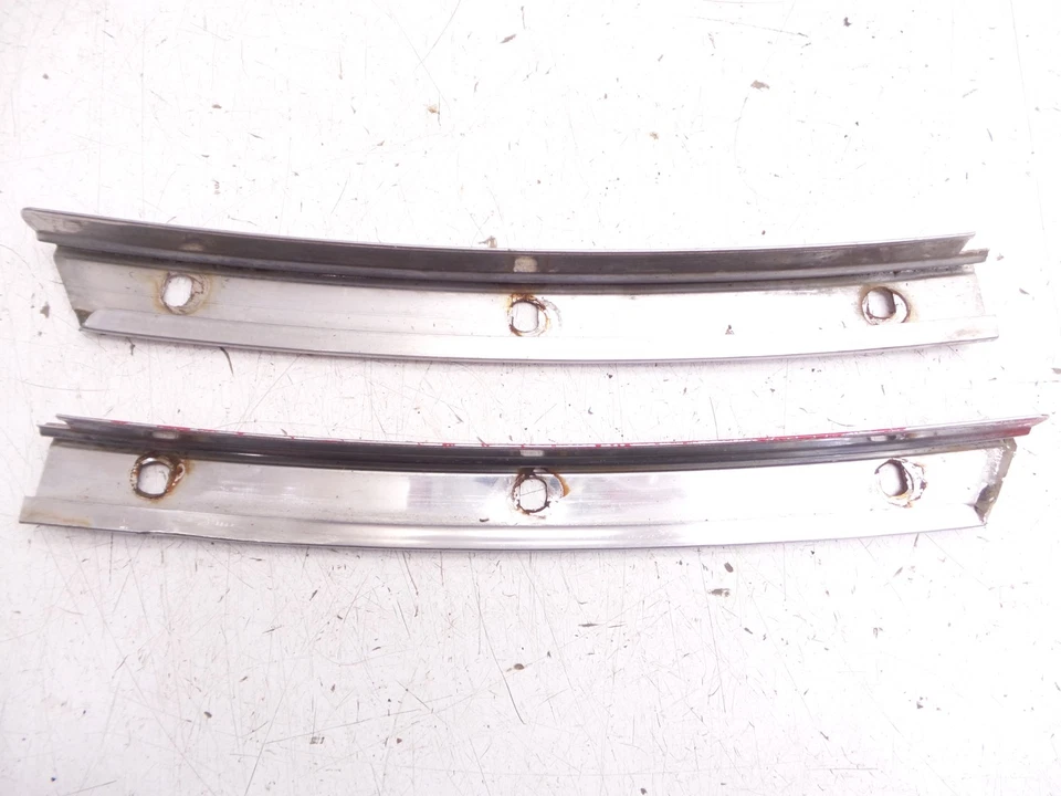 Camaro 70-81 Ventana Lateral Cromo Pilar B Vertical Pistas Climáticas Recorte Goteo Foto 1 de 4