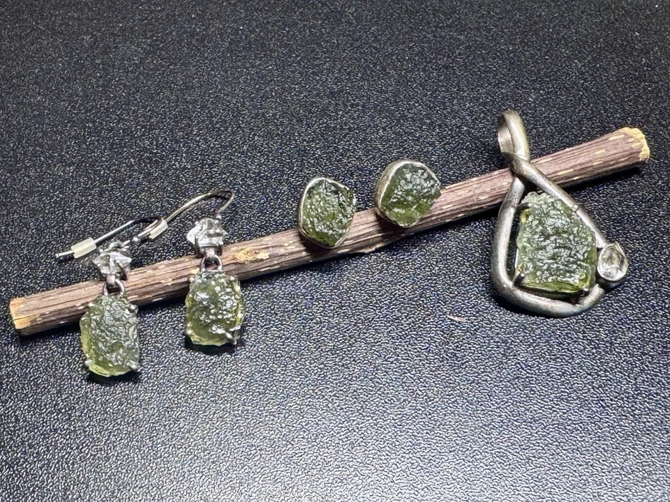 Juego de diamantes de moldavita y herkimer - colgante, pendientes y tachuelas - plata de ley  Foto 1 de 4