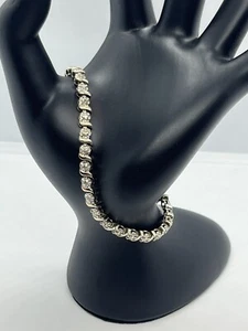 Pulsera de tenis de plata esterlina con unas pequeñas fichas de diamantes - Imagen 1 de 11