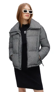 $ 495 - Hugo Boss kastenförmige gepolsterte Jacke mit All-Over-Monogrammen - Größe S/CH - Bild 1 von 10