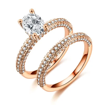 Conjunto de anillo de boda enchapado en oro rosa de 14 k corte ovalado de 2,00 quilates de moissanita Foto 1 de 4