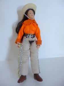 Breyer Reiter Puppe Actionfigur Cowgirl mit Hut Stiefel Gürtel Leder Chaps - Bild 1 von 3
