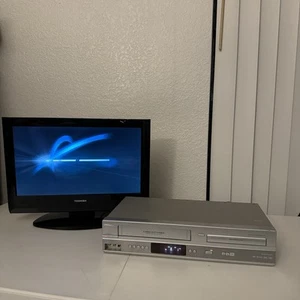 PHILIPS DVD VCR Lettore Combo DVP3150V 4 Testine Hi-Fi VHS Videocassetta NO TELECOMANDO - Foto 1 di 5