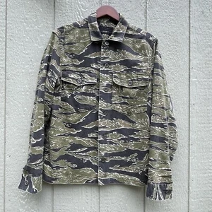All Saints sovracamicia uomo S verde mimetica vestibilità rilassata bottoni militare - Foto 1 di 15