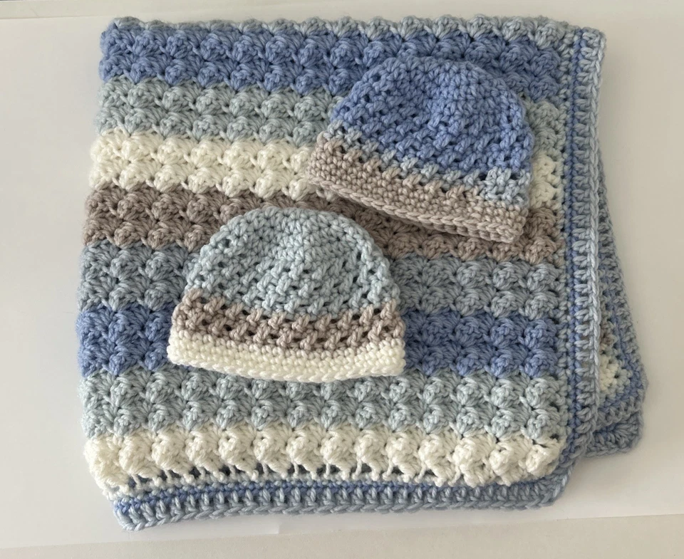 Manta de ganchillo hecha a mano Baby Lovey Blankie 28” X 26” azul blanco tostado sombreros Foto 1 de 3