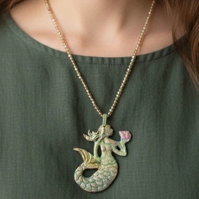 "Collar de cristal dorado de 16"" Mardi Gras con arte de arcilla de sirena 5"" X 3-1/2"" artesanal" Foto 1 de 4