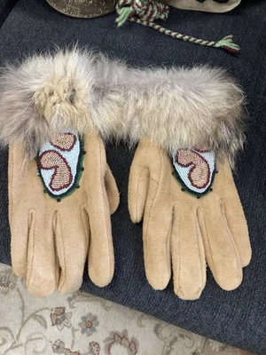 Guantes de gamuza y piel nativa de Alaska con diseño de cuentas a mano talla grande Foto 1 de 4