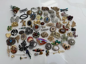 LARGE COLLECTION OF VINTAGE BROOCHES - SCOTTISH ETC - IDEAL FOR RESALE - Picture 1 of 22