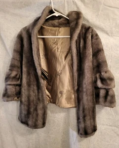 Mantón con capa Regina Glenara By Glenoit de piel sintética para mujer talla única EE. UU. - Imagen 1 de 10