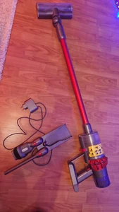 Dyson V 10 (SV12) Beutelloser Staubsauger V10 mit Zubehör für Bastler - Bild 1 von 22