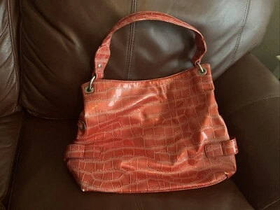 Bolso de hombro SAG HARBOR imitación cocodrilo charol rojo Foto 1 de 3