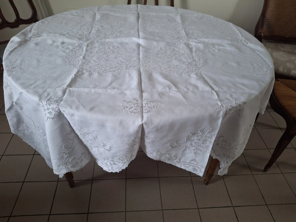 NAPPE ANCIENNE  CARREE, BRODEE main, AJOUREE, en coton, 160 x 160 - Photo 1/4