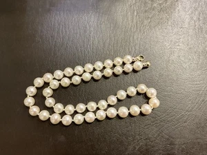 "Antiguo collar de broche de oro de 14 k con perlas cultivadas de 8 mm de 19""" - Imagen 1 de 4