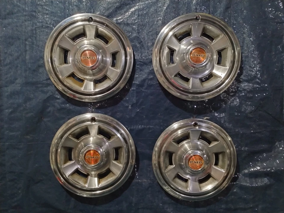 Pontiac LeMans Firebird Tempest 1970 de fábrica tapacubos de metal de 14 pulgadas cubiertas de rueda Foto 1 de 4