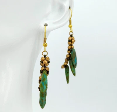 Ohrringe Damen Schmuck handgefertigt Glasperlen Perlen feder lang grün gold NEU - Bild 1 von 4