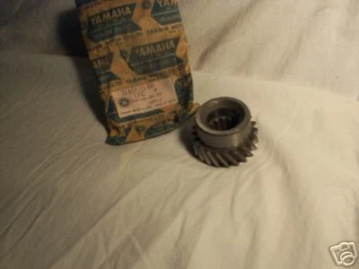 YAMAHA RT1 DT1 RT2 RT3 ENGRANAJE DE TRANSMISIÓN PRINCIPAL 21-T NOS OEM #214-16111-00-00 Foto 1 de 1