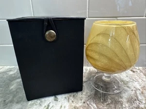 "Vela de pedestal perfumada Northern Lights Esque color topo 6"" de alto, amarillo y dorado, nueva en caja" - Imagen 1 de 11