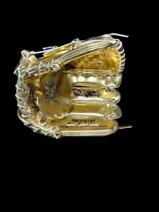 DON MATTINGLY SIGNED MINI GOLD GLOVE Baseball NEW YORK YANKEES BECKETT - Picture 1 of 2
