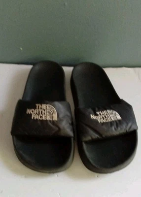 Sandalias The North Face 700 Puffer Slides con logotipo negro Foto 1 de 4