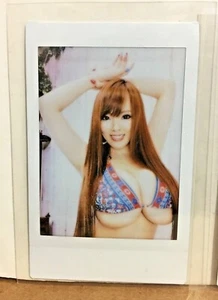 Hitomi Tanaka 2 Tassen 2 kleiner Bikini-BH mit Blumenmuster Cheki Originalfoto JAV 1/1 SP - Bild 1 von 1