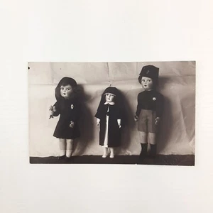 Foto Postkarte s/w Tisch, Darstellung Puppen aus der Zeit. Jahrgang 1931 - Bild 1 von 2