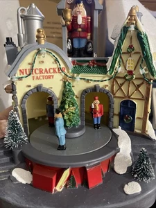 Avon LED animierter musikalischer Weihnachts-Nussknacker Fabrik Avon Xmas neu im Karton A2 - Bild 1 von 7