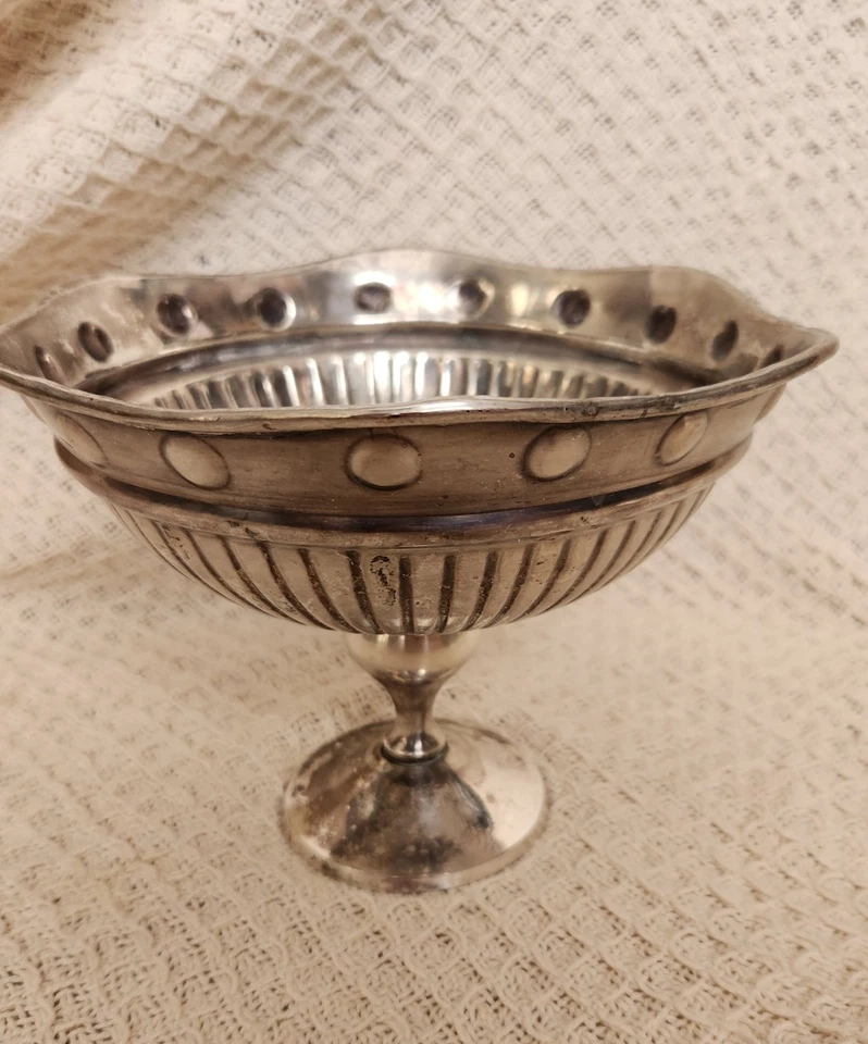 Cuenco de compota pedestal con patas plateado vintage diseño estriado y punteado  Foto 1 de 4