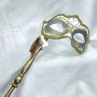 Máscara de mascarada dorada, plateada y blanca hecha a mano en Italia Foto 1 de 4