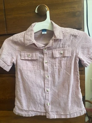Camisa de cuello abotonado Old Navy 5T para niños. Rosa con dos bolsillos delanteros. Foto 1 de 3
