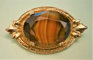 D64*) Vintage gold tone & faux agate amber Murano glass Celtic brooch - Picture 1 of 3