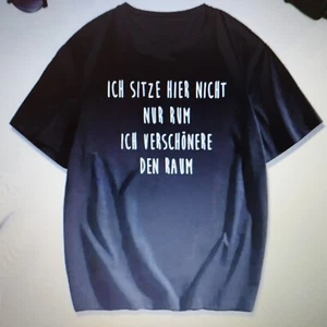 T-Shirt Humor Neu Schwarz L "ICH SITZE HIER NICHT NUR RUM ICH VERSCHÖNERE DEN RA - Bild 1 von 3