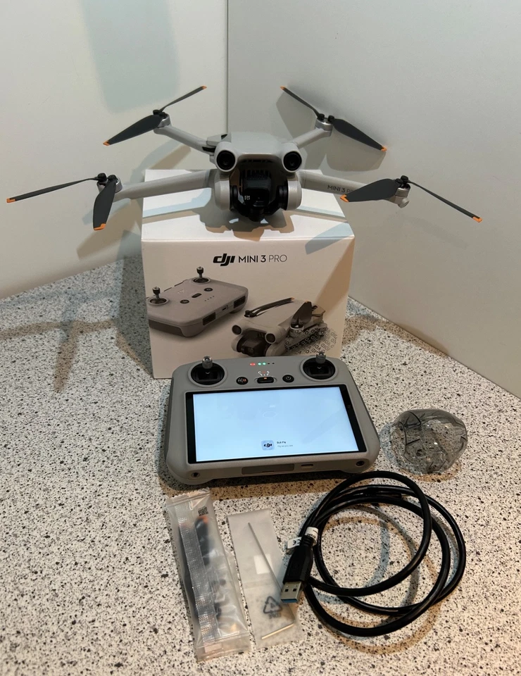 DJI Mini 3 Pro Drone con fotocamera con DJI RC  - Immagine 1 di 4