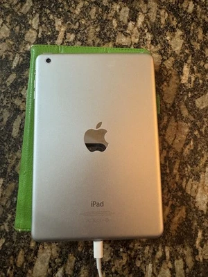 Apple iPad Mini 1st Generation 16GB, Wi-Fi, 7.9 In-White&Silver - Image 1 of 3