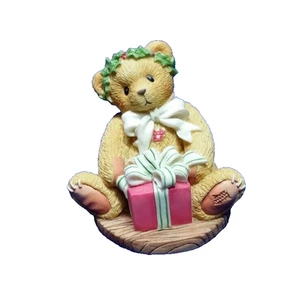 Cherished Teddies 475602 Margy Im Wrapping Holiday Joy Bear Figurine 1998 Enesco - Imagen 1 de 7