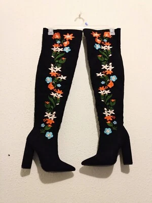 Qupid Negro Rojo Bordado Imitación Gamuza Sobre la Rodilla Cremallera 4 1/4" Tacón Grueso Botas 6 Foto 1 de 4