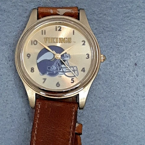 Vintage 1998 Minnesota Vikings NFL Men's Wrist Watch Leather Strap Souvenir Gift Cover