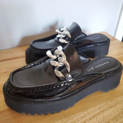 Mocasín negro con cadena Madden Girl Dollie con cadena plateada talla 9 Preppy Foto 1 de 4