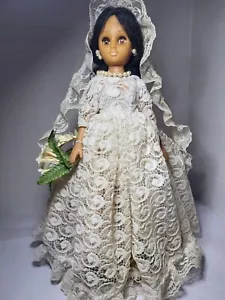 Bambola sposa plastica 14" vintage 1981 con supporto pelle scura capelli neri perle - Foto 1 di 11