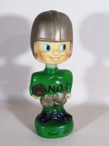 Figurina vintage Bobble Head Notre Dame calcio plastica 8" Apsco Hong Kong - Foto 1 di 4