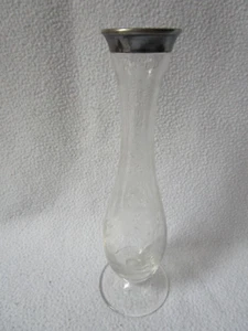 Jarrón pequeño de cristal con elaborado lijado con sello de montura de plata 835 19,5 cm h. - Imagen 1 de 8