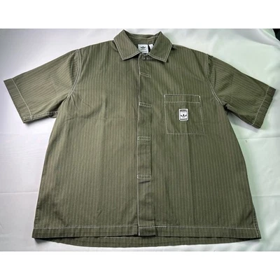 NOVA Camisa Masculina Adidas Originals WAB M Olive Strata Listra de Giz Trefoil Botão para Cima - Imagem 1 de 4