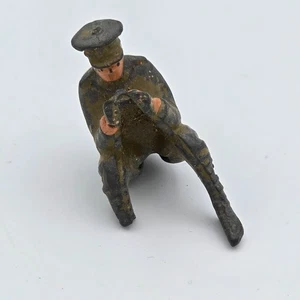 Dinky Lead Driver Figur Vintage sitzend Spielzeug Armee Soldat Lenkrad 30mm sehr guter Zustand - Bild 1 von 8