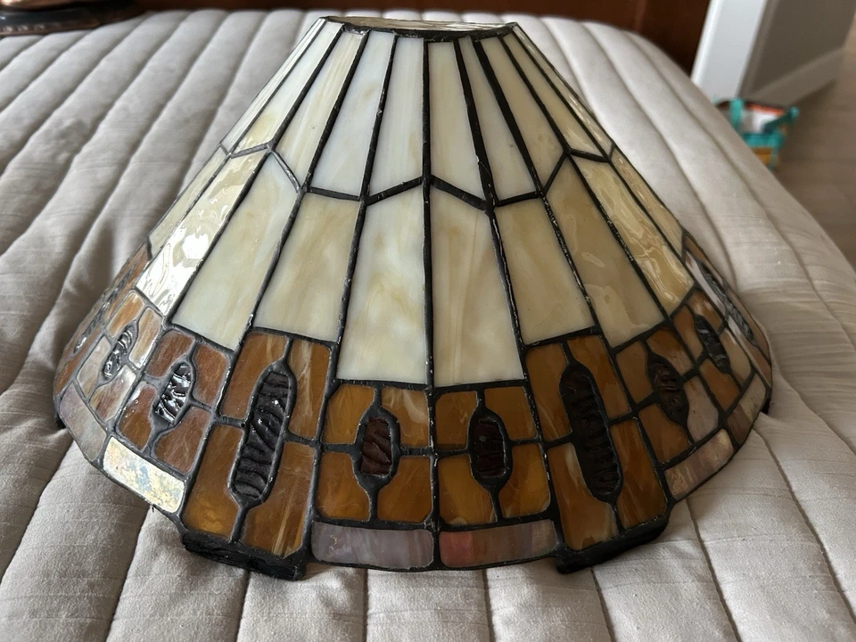 Spectrum Tiffany Style Art Deco Wall Sconce Ivory, Tan & Black Stained Glass-* - Image 1 of 4