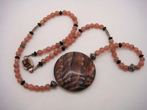 VINTAGE CARVED RHODONITE PENDANT BEADED NECKLACE STERLING GARNET CLASP ESTATE - Bild 1 von 12