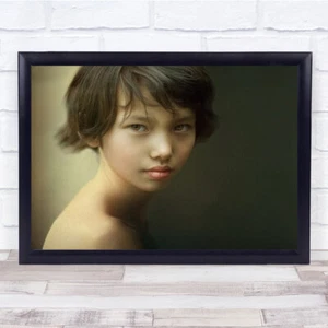 Portrait Mädchen kleine Augen Haare Lippen Hals Haut braun Gesicht Rouge Wandkunstdruck - Bild 1 von 1