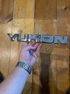 2000-2004 GMC Yukon Tailgate Script Emblem OEM 15746541 - Image 1 of 4