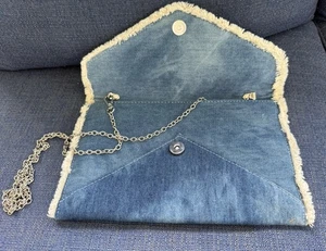 Jeans Umhängetasche mit Umschlag und Kettenriemen - Bild 1 von 3
