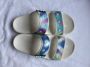 Crocs Classic Solarized Tie Dye Slide Sandalen Herren 7 Damen 9 - Bild 1 von 5