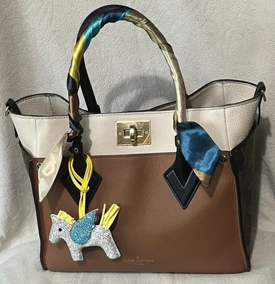 Auténtico bolso de mano Louis Vuitton On My Side MM con asa superior crema/marrón con certificado de autenticidad Foto 1 de 4