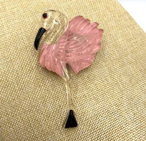 Broche/Pin Grande Vintage Flamenco Grabado al Reverso Rosa Transparente Negro Lucite Bird - Imagen 1 de 5